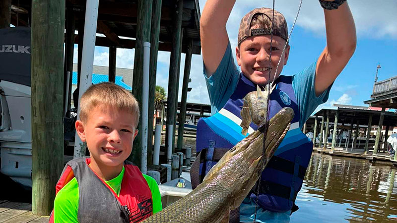 Brothers Brayden and Bryson with their alligator gar