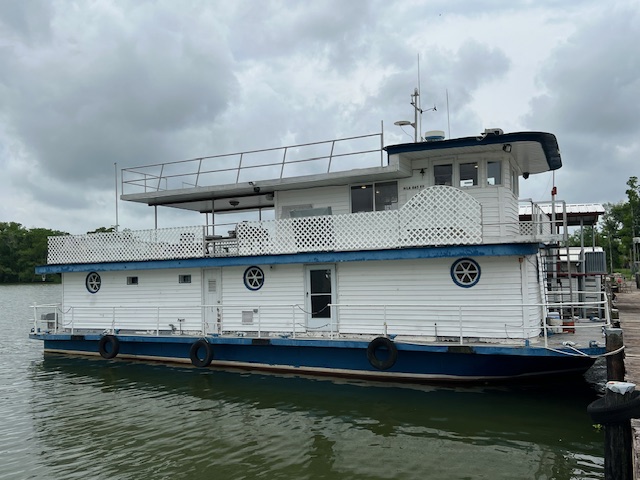 Steel hull self-propelled houseboat
