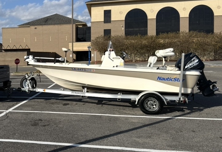 18’ Nautic Star center console