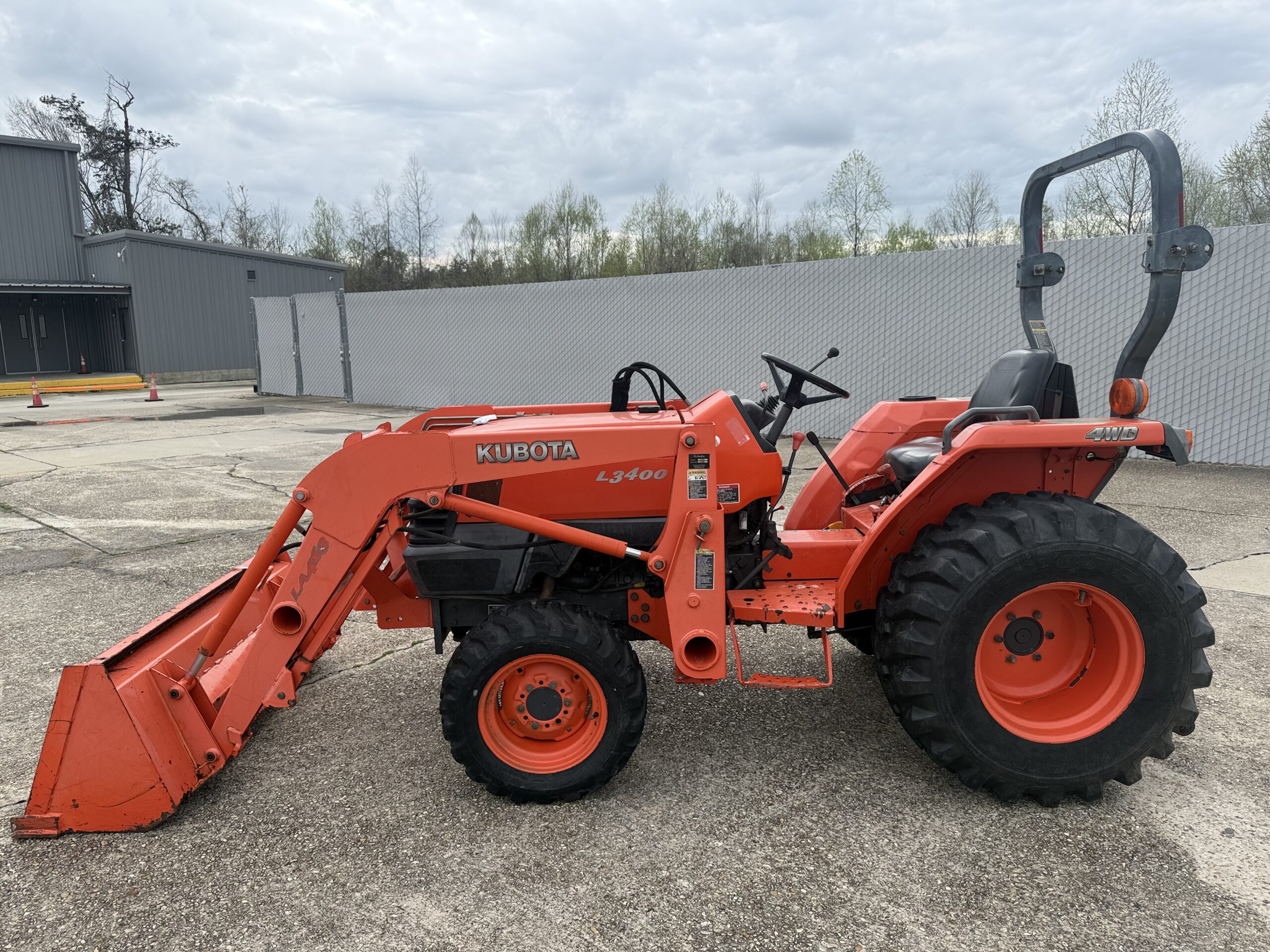 Kubota L3400 Diesel Tractor 34HP 4WD Loader Mech Shuttle Only 425Hrs! Excellent Condition!