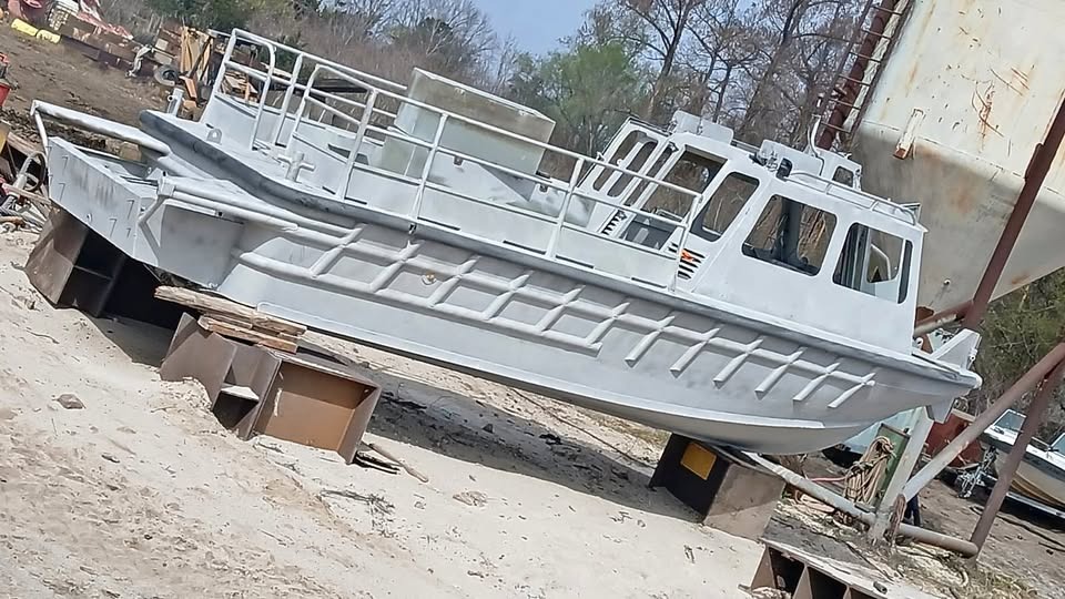 4.23.26 | Marine Auction | #106 • 26′ ALUMINUM CREW BOAT
