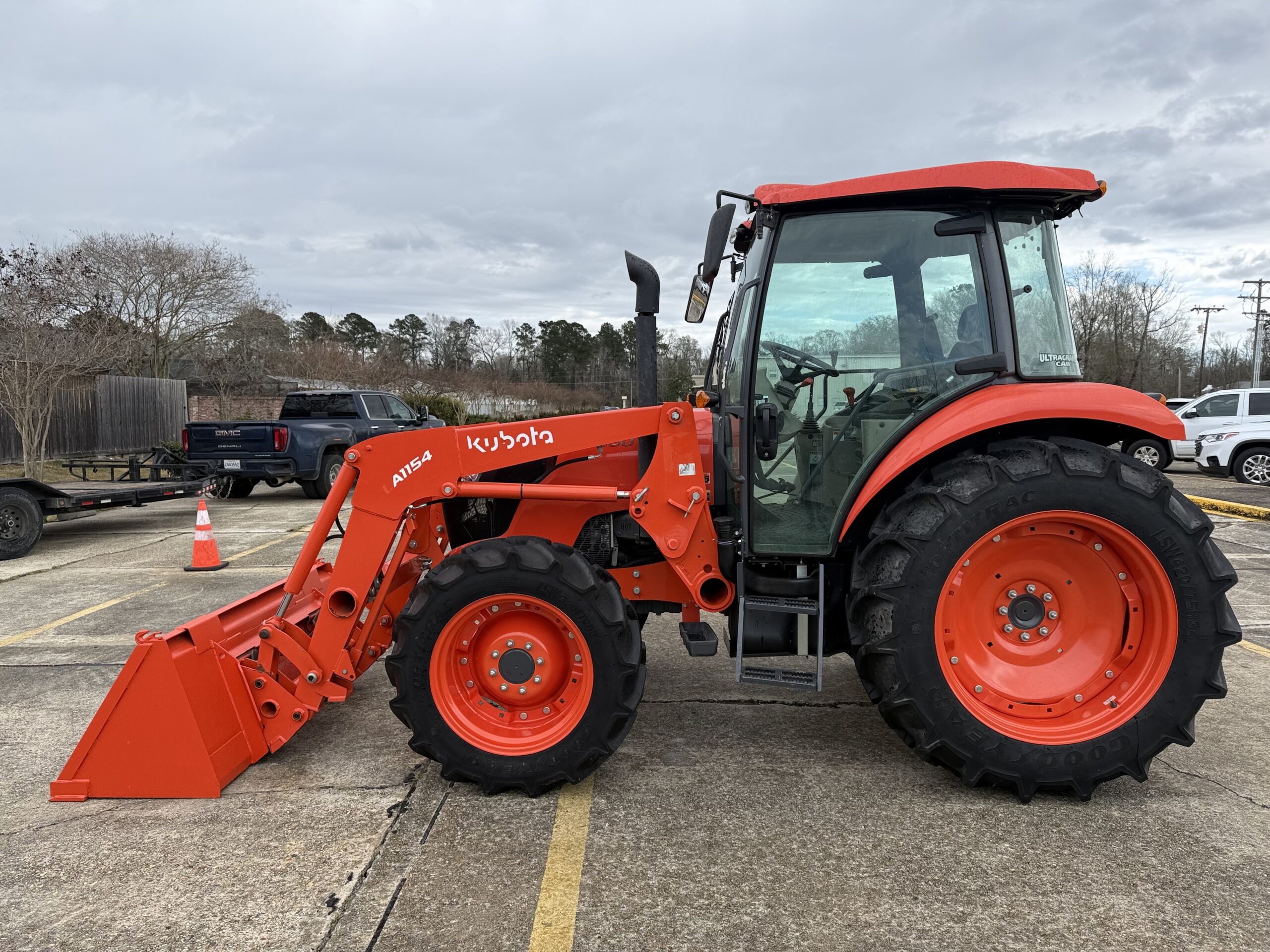 Kubota M7060 CAB/AIR Tractor 71HP 4WD Loader Hydraulic Shuttle Barn Kept! Excellent Condition!