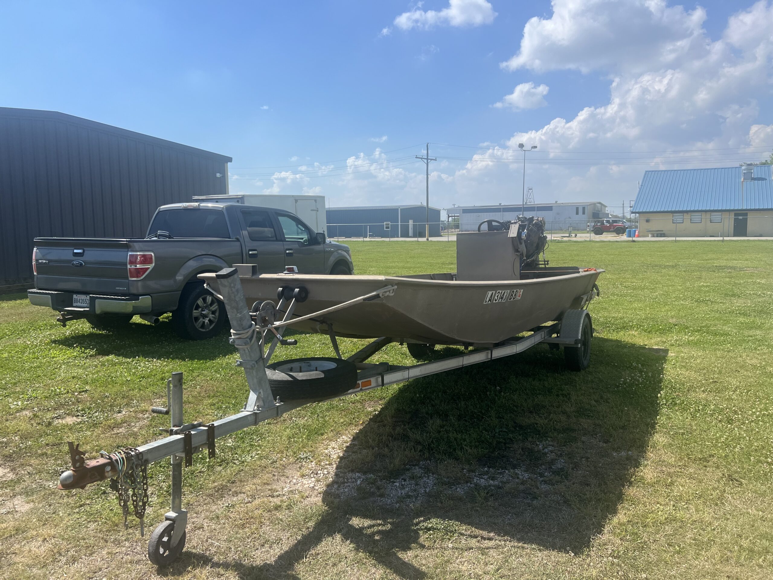 37 hp vanguard / 16’ 48’’ center console boat / Aluminum trailer