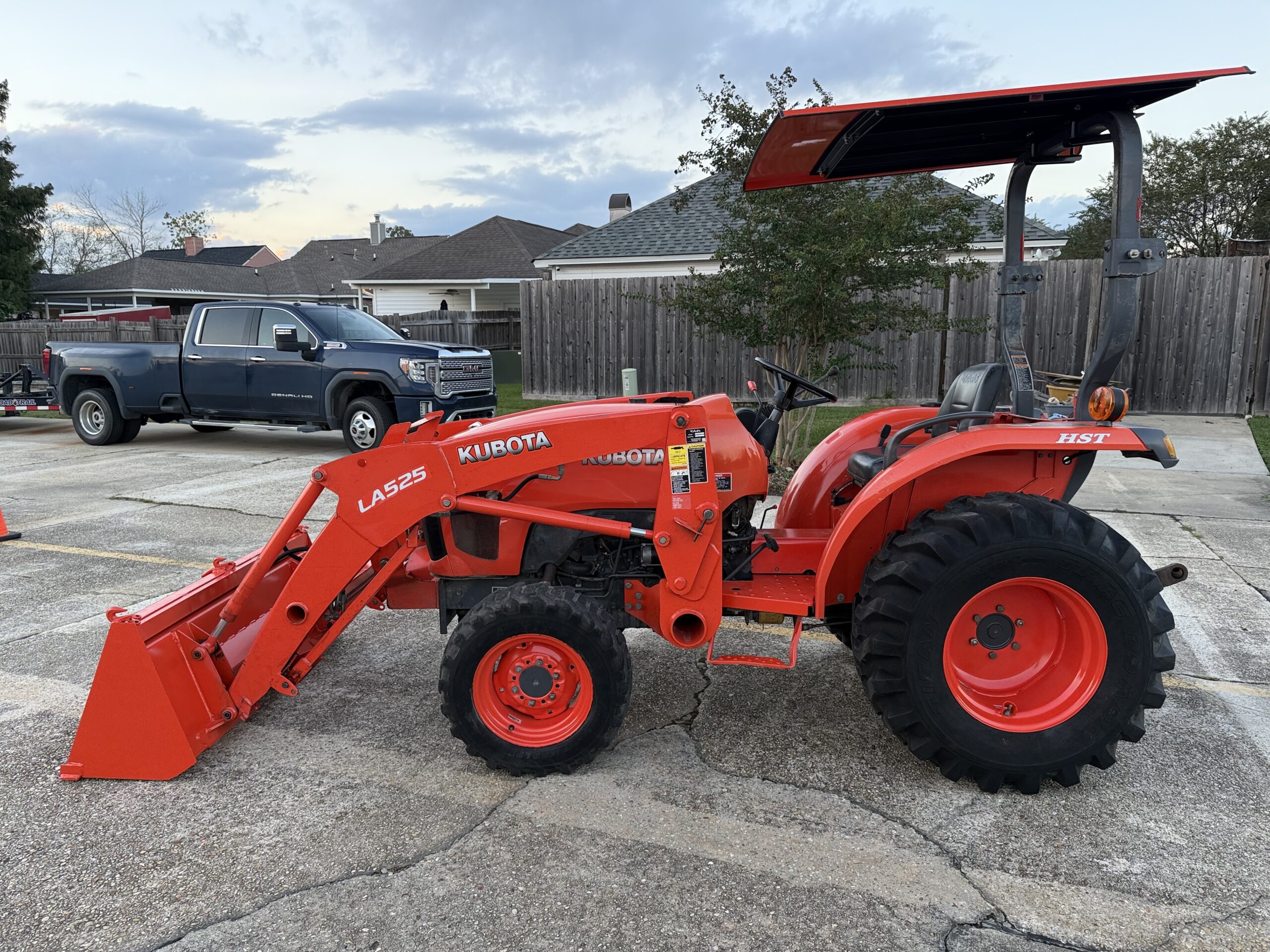 Kubota L2501 Tractor 25HP 4WD Loader HST Canopy Only 543 Hours! Excellent Condition!