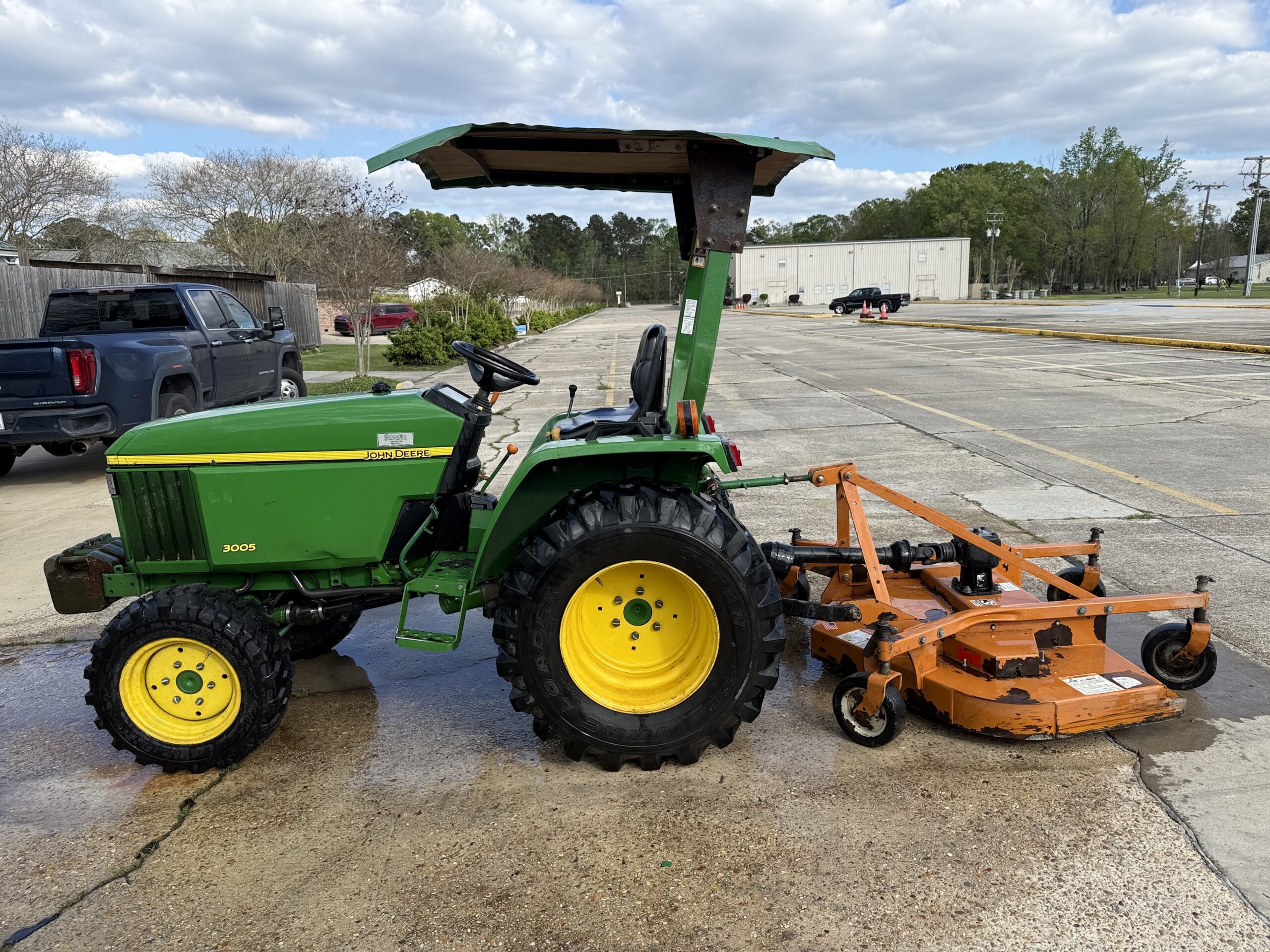John Deere 3005 Diesel Tractor 28HP 4WD 60″ Grooming Mower! Barn Kept! Excellent Condition!