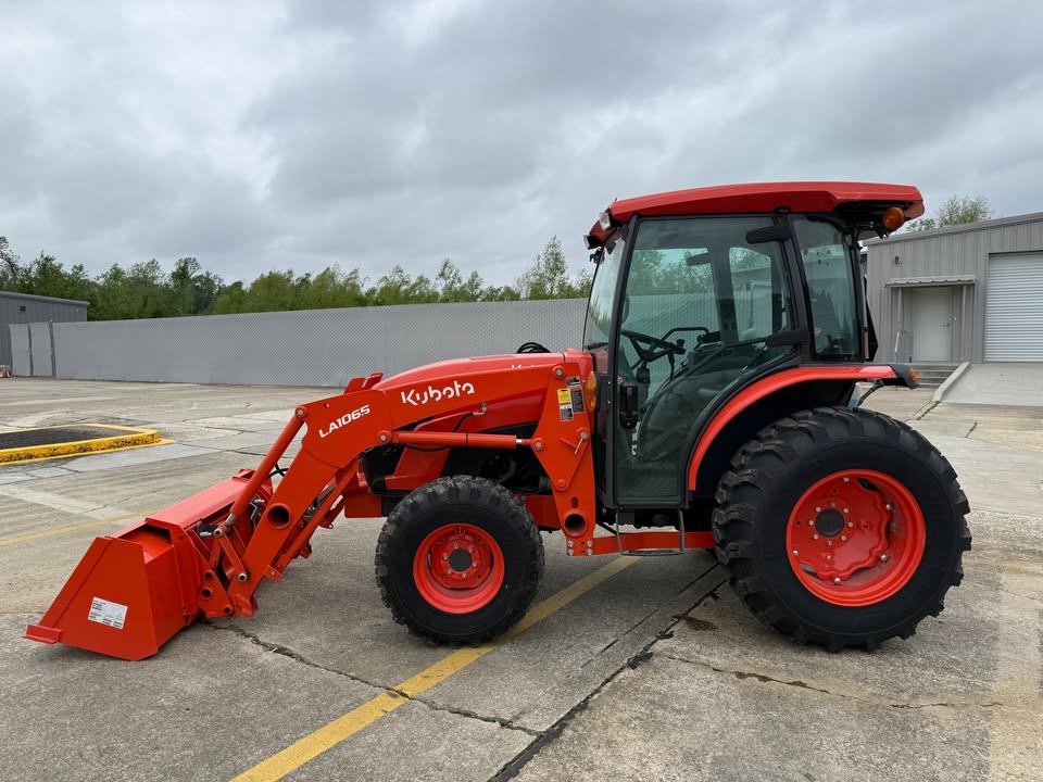 Kubota M7060 CAB Only 266Hrs! 3rd Function 12 Speed Dual Remotes 71Hp 4WD Loader Hydraulic Shuttle Barn Kept!