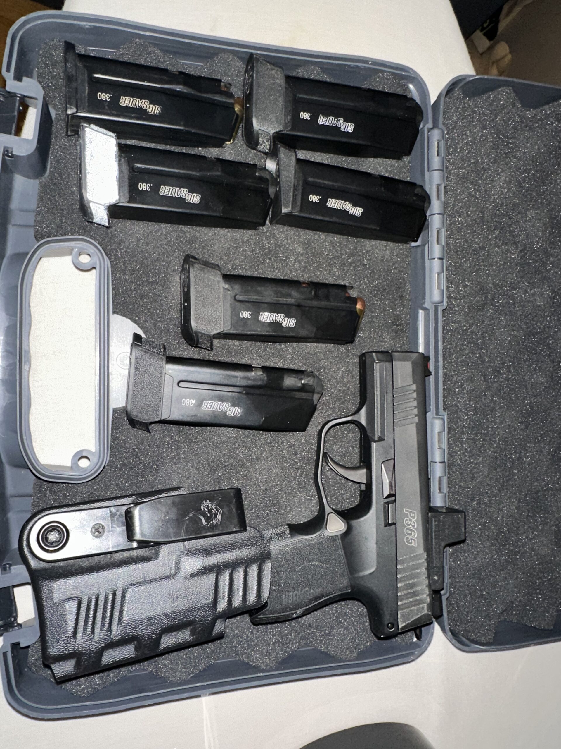 Sig Sauer P365 380/ 6 mags/ holster / Romeo zero