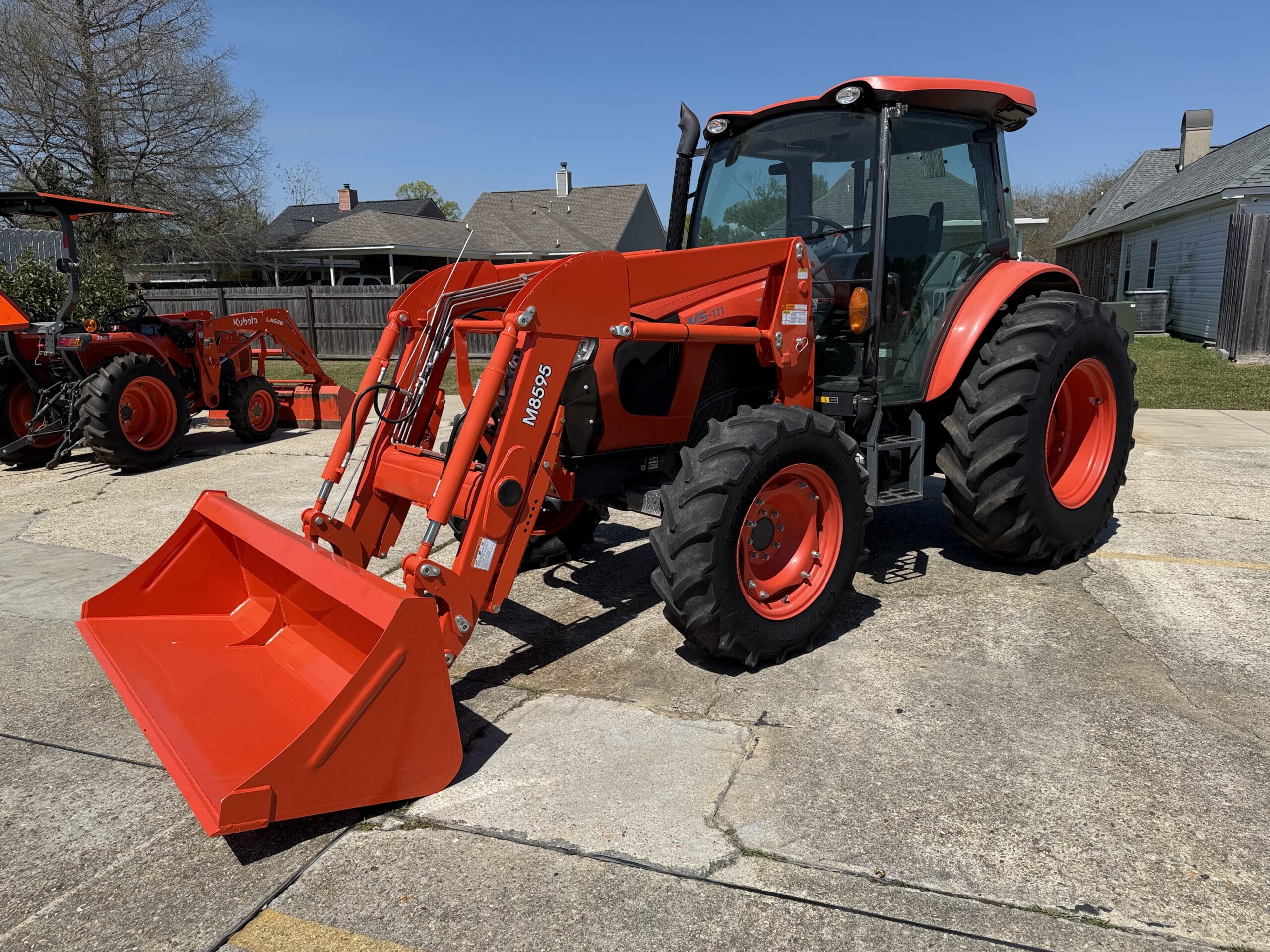 Kubota M5-111 CAB/AC 105HP Full Kubota Warranty 4WD Loader Hydraulic Shuttle Triple Remotes Barn Kept