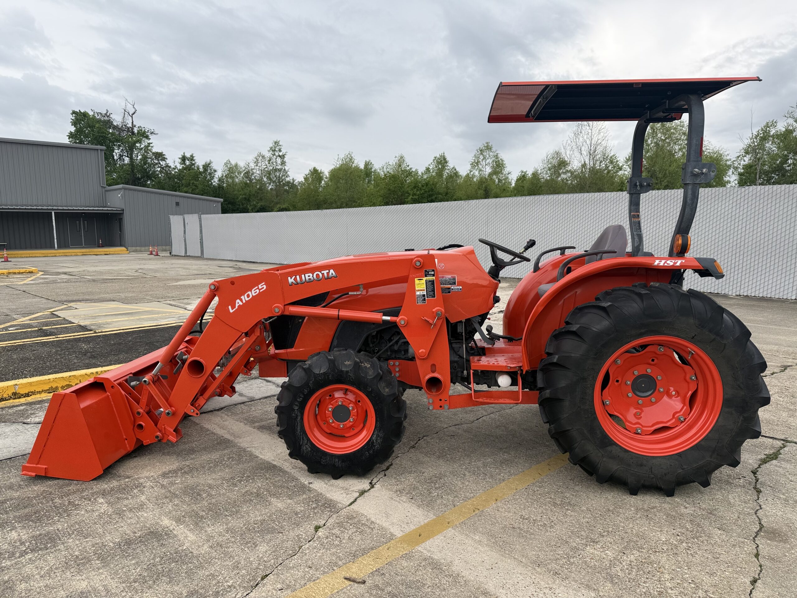 Kubota MX5800 Tractor 61HP 4WD Loader HST 3rd Function Installed At Front Dual Remotes In Rear Only 678Hrs Barn Kept!