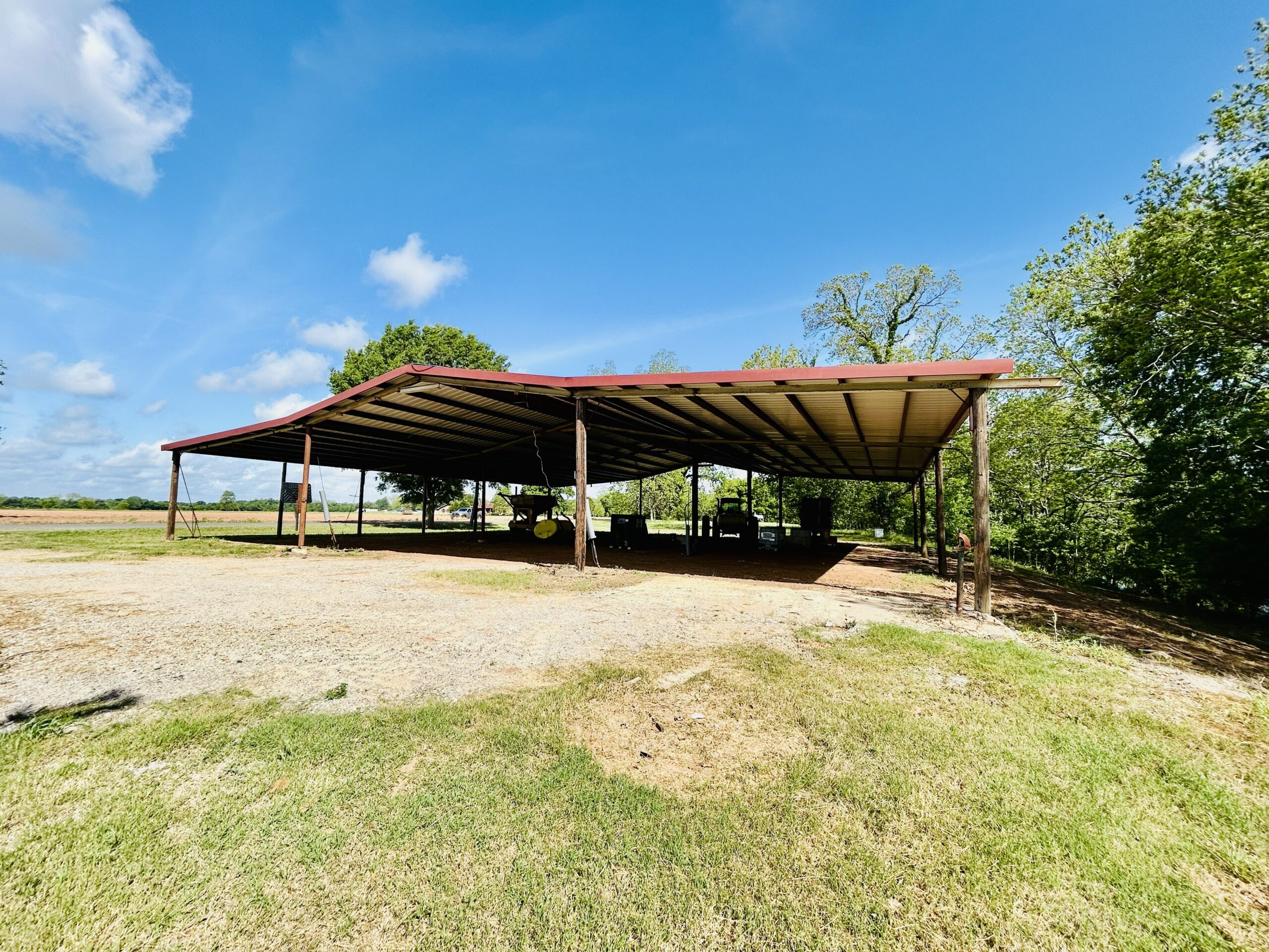 Moreauville, 2 Tractor sheds on 1 acre
