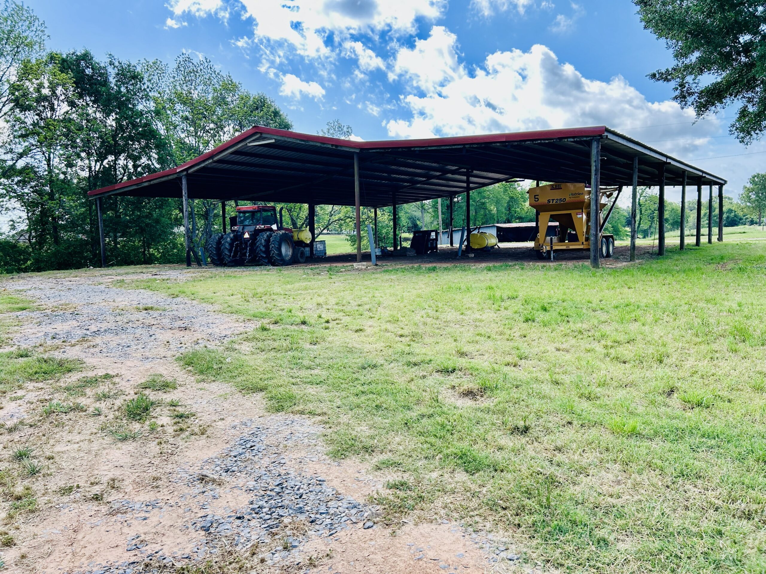 Moreauville, 2 Tractor sheds on 1 acre