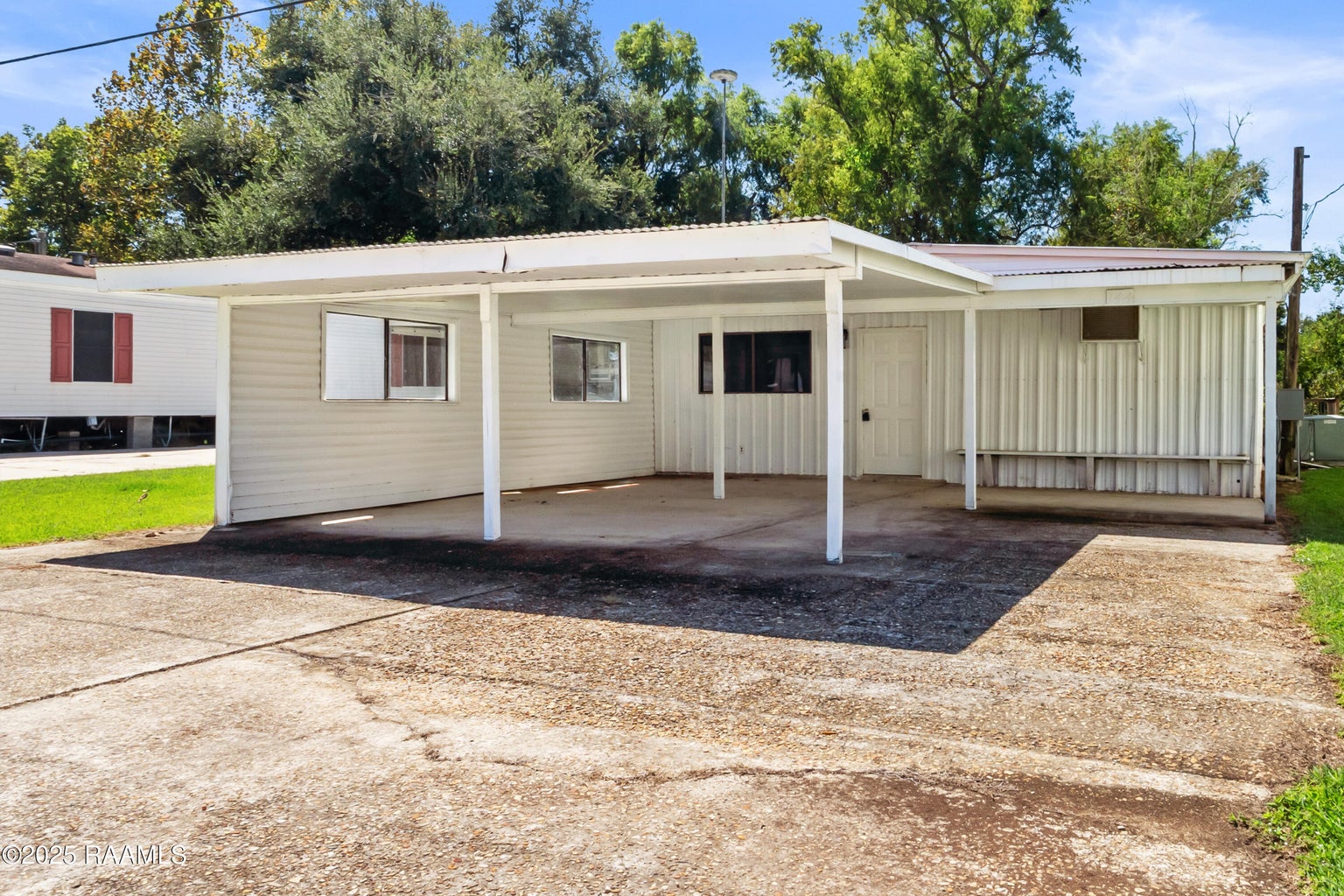 CAMP FOR SALE – 1044 Jean Lafitte Street