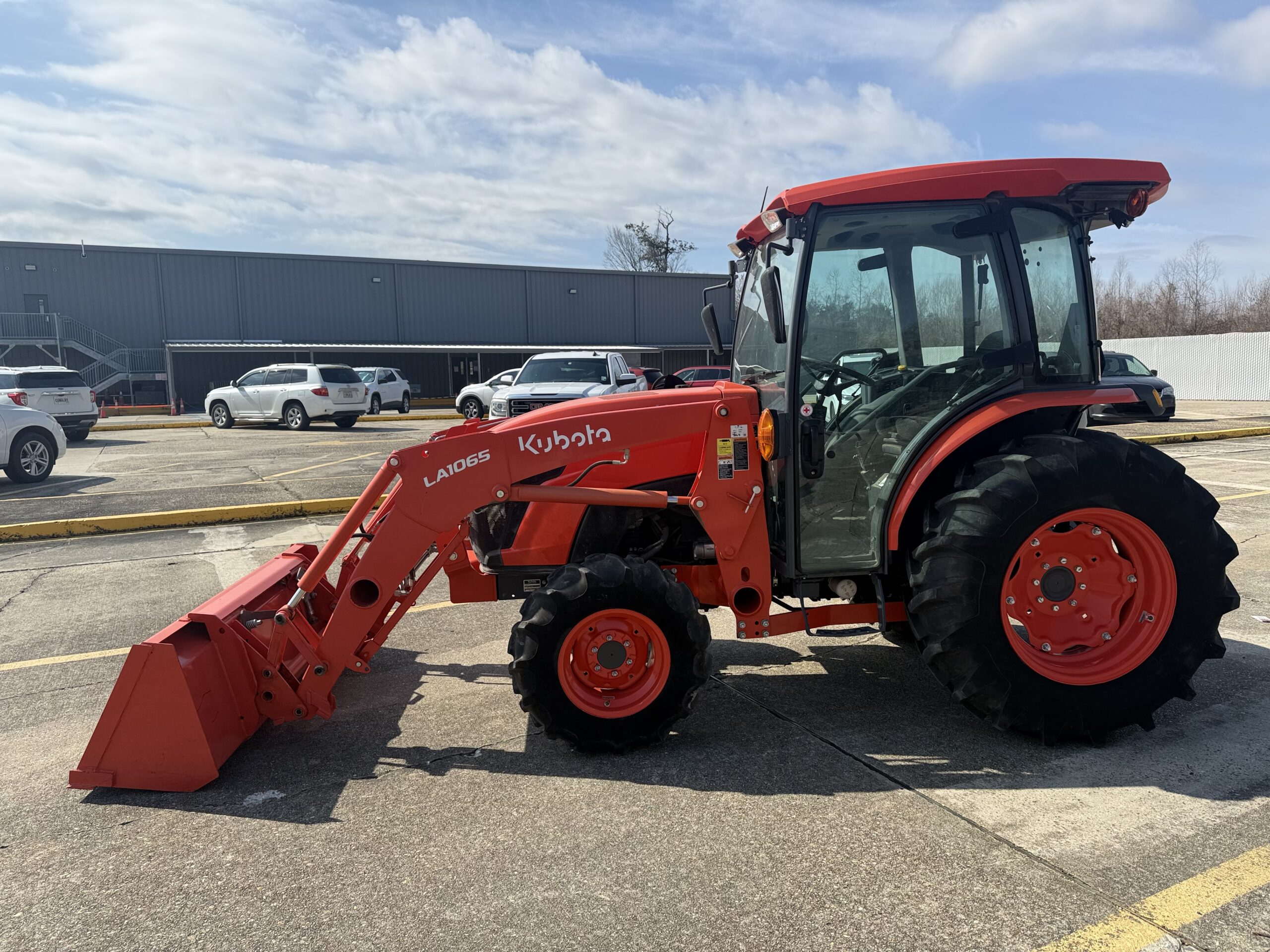 Kubota MX6000 CAB/AC Only 200Hrs! 63HP 4WD Loader Air Seat HST Cruise Control Remote Excellent Condition!