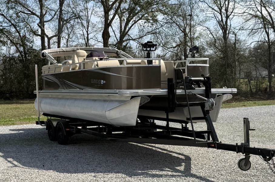 2022 22’ Avalon Pontoon Boat