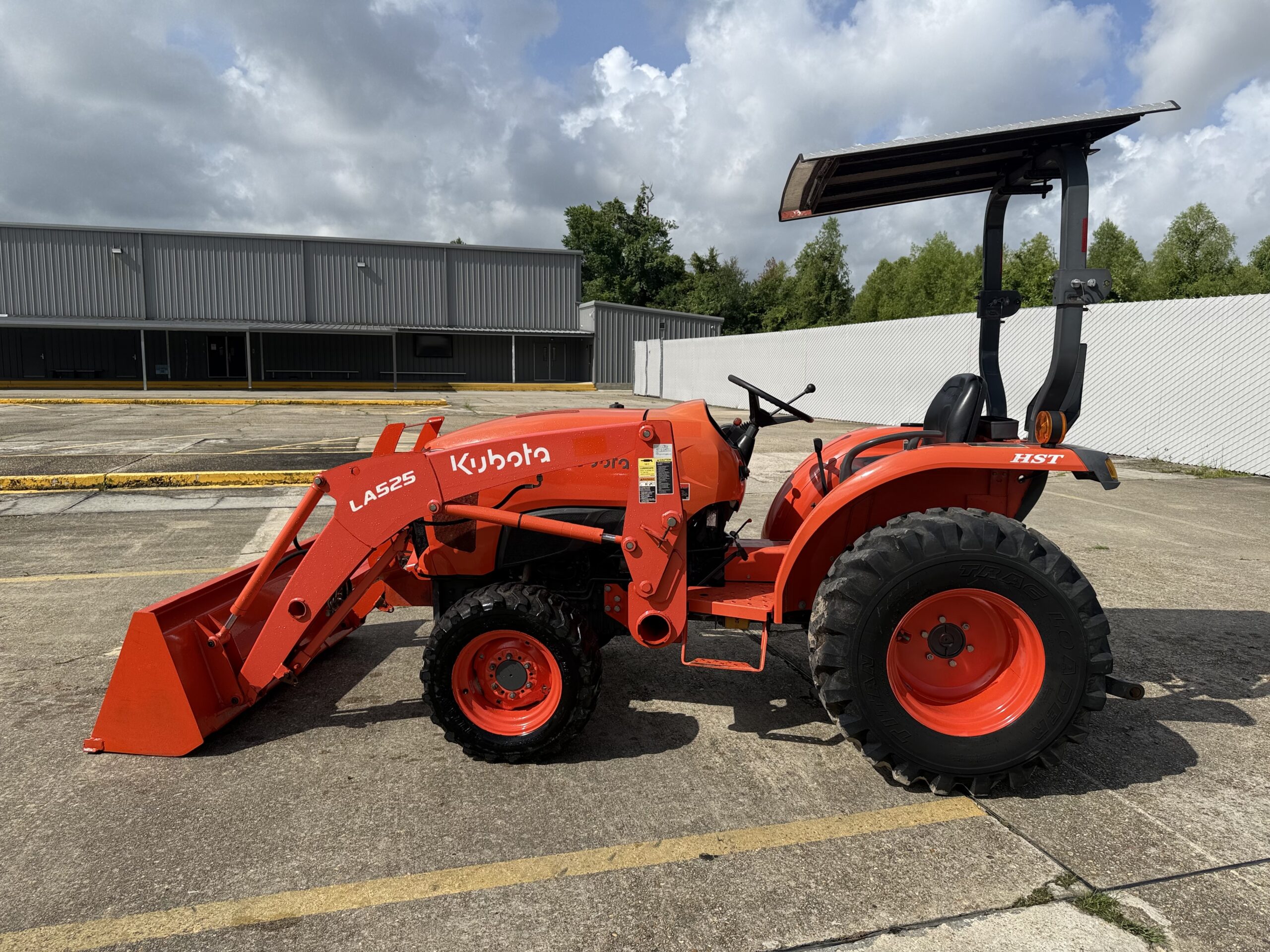Kubota L3901 Tractor 39HP Warranty Till 9/2027! 4WD Loader HST Excellent Condition!