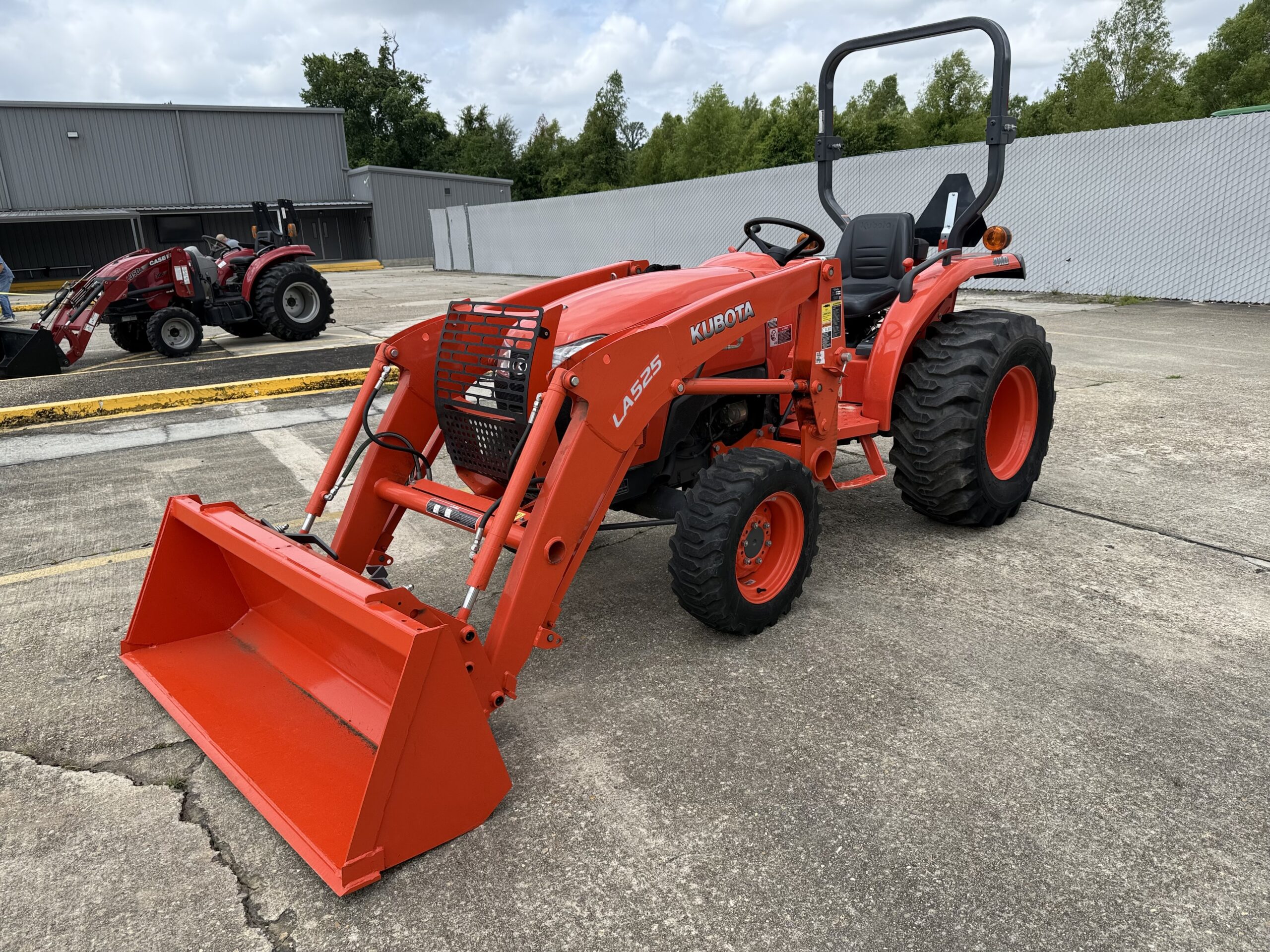 Kubota L2501 Tractor Only 142 Hours 25HP 4WD Loader 8/4 Gear Transmission Like New!
