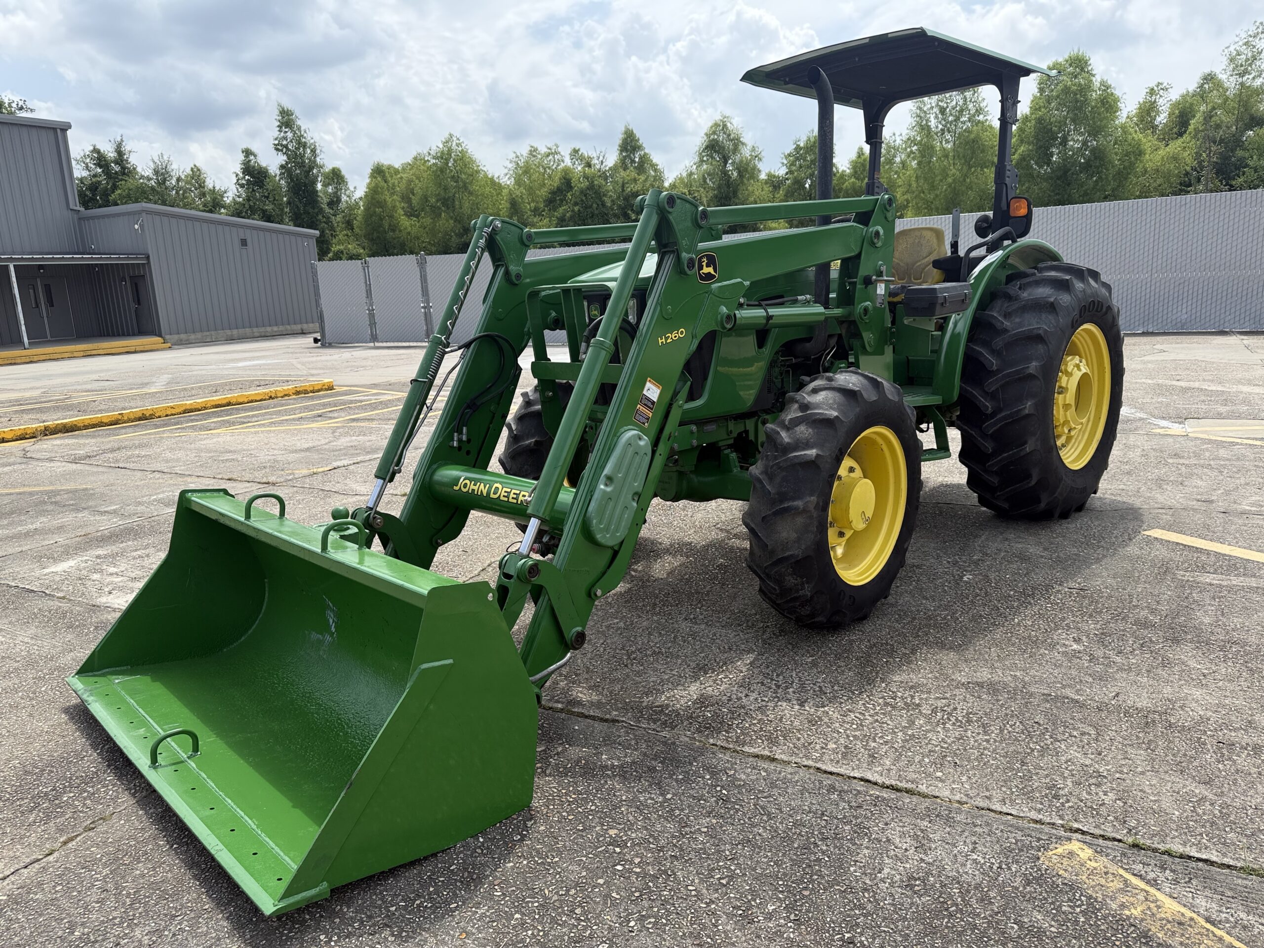 John Deere 5083E Diesel Tractor 83HP With Emissions! 4WD Loader 12/12 PowerReverser Only 872Hrs! Barn Kept!