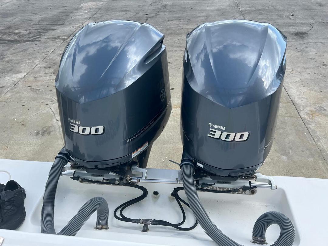 2020 32ST CONTENDER FISHING BOAT