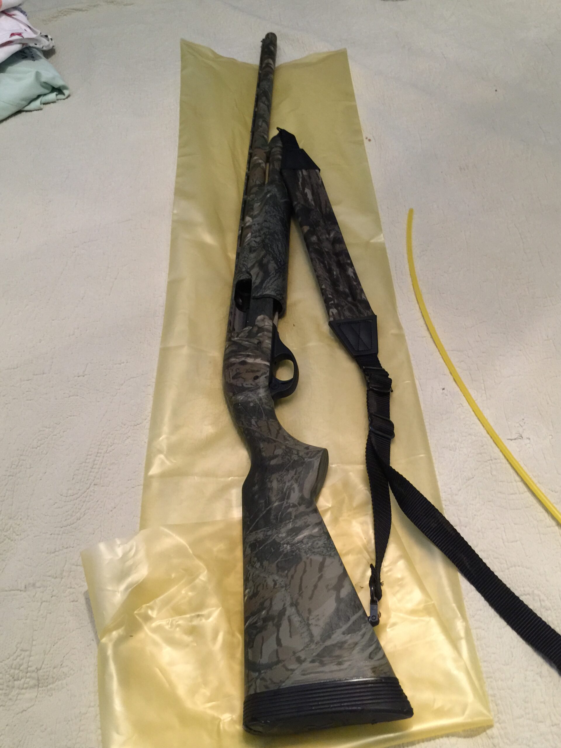 REMINGTON 870 SUPER MAGNUM 12G PUMP 3 1/2″, CAMO, SYNTHETIC STOCK, STRAP