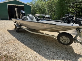 Crestliner VT 18 DX Bass Boat