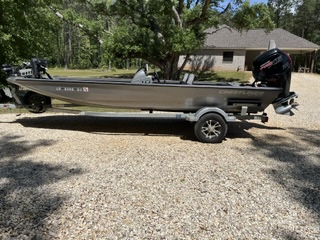 Crestliner VT 18 DX Bass Boat