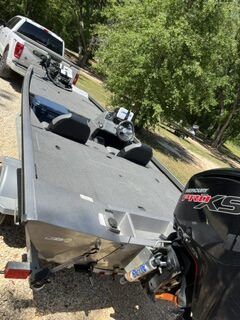 Crestliner VT 18 DX Bass Boat