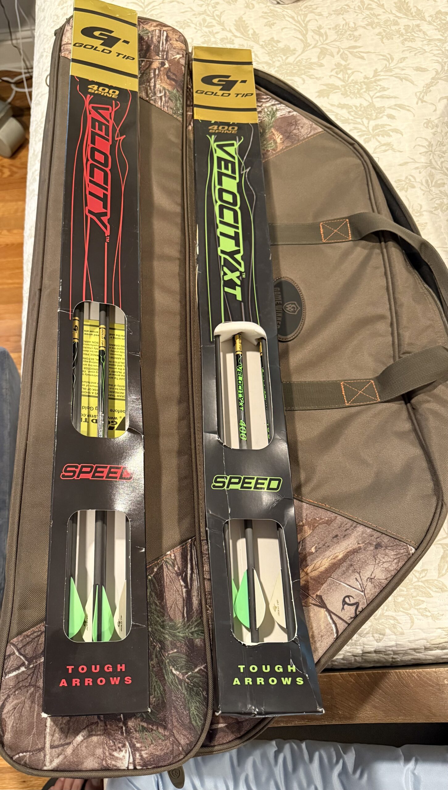 Soft bow case and 12 Gold Tip arrows new