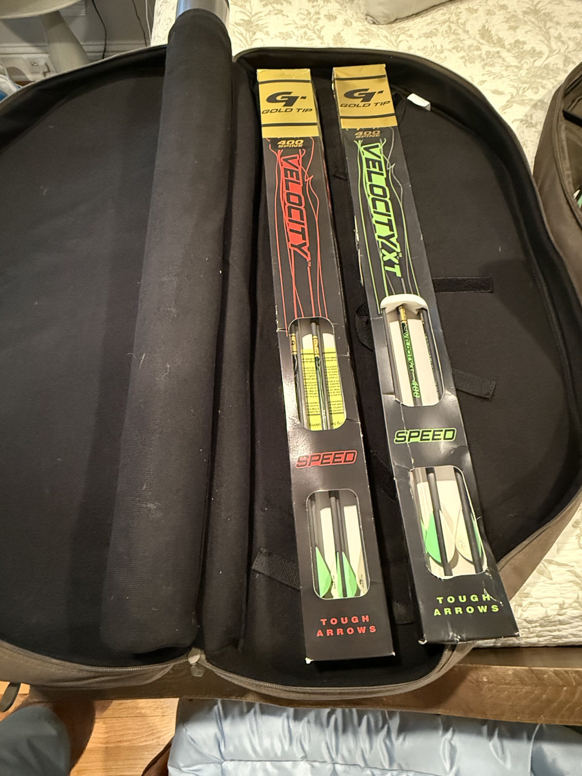Soft bow case and 12 Gold Tip arrows new