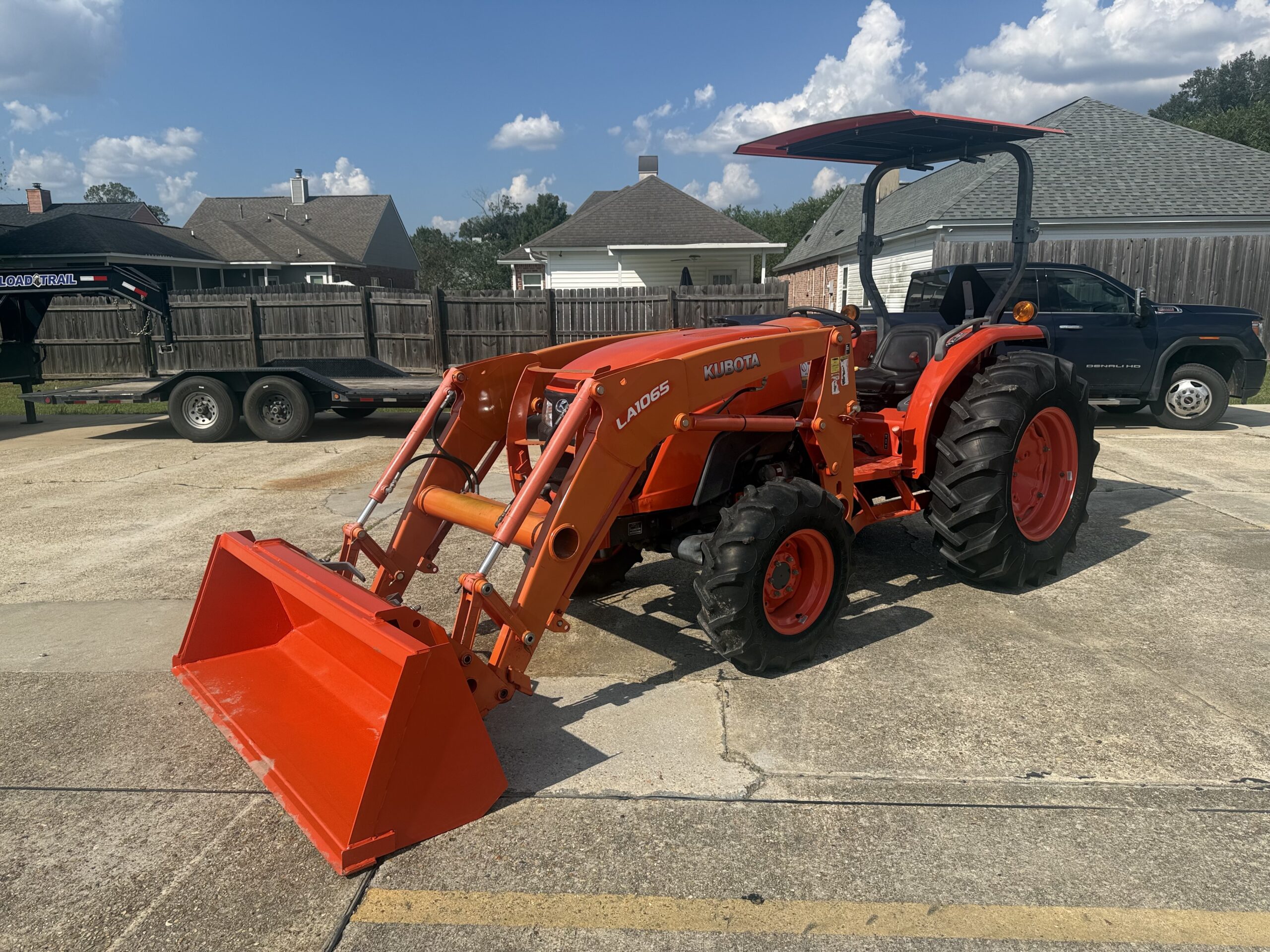 Kubota MX5200 Tractor 55HP 4WD Loader Synchro Shuttle Only 692Hrs! Excellent Condition!