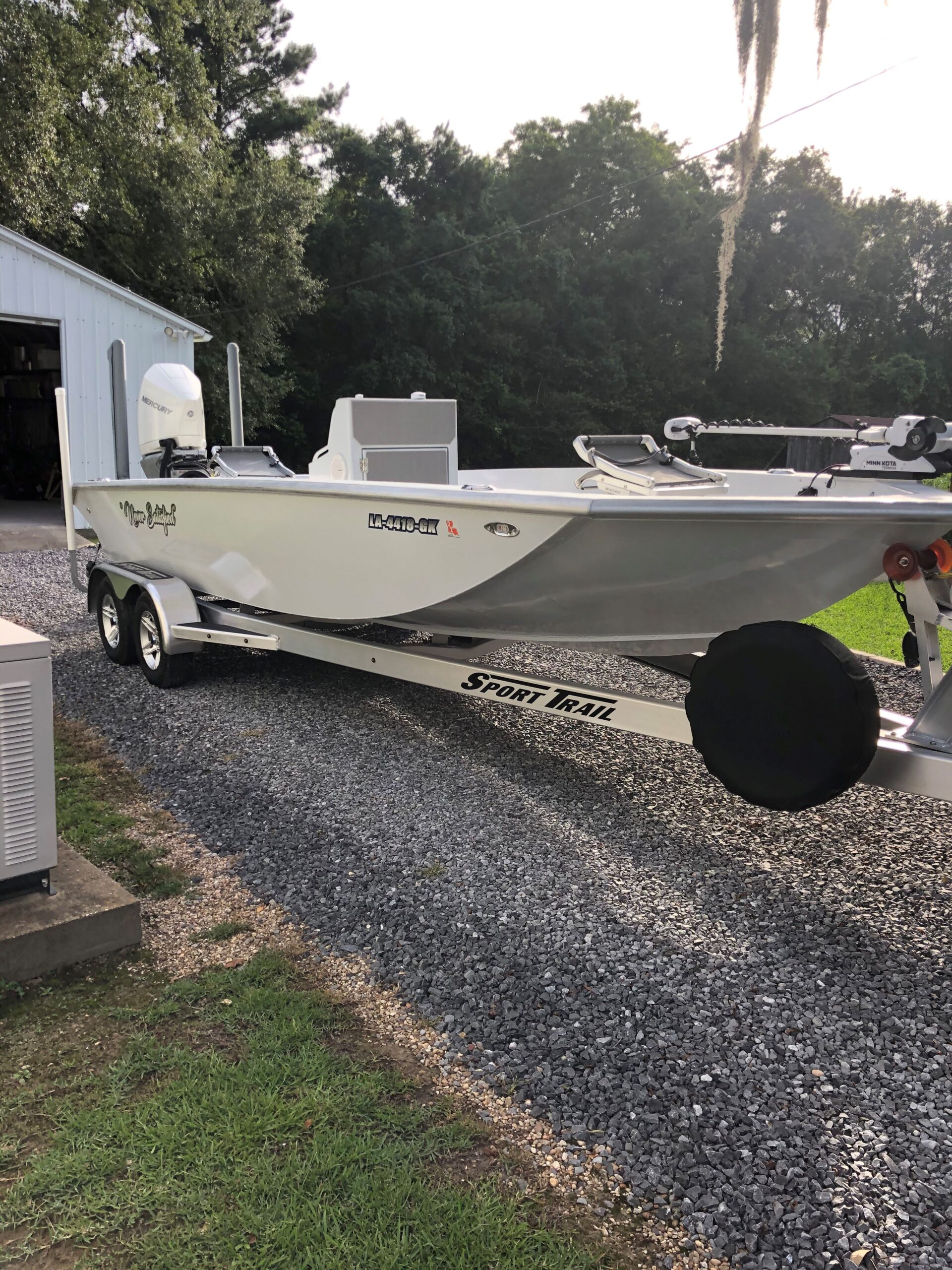Gravois Hull 22′ Semi-V Center Console Aluminum Bay Boat with 18 inch gill bracket