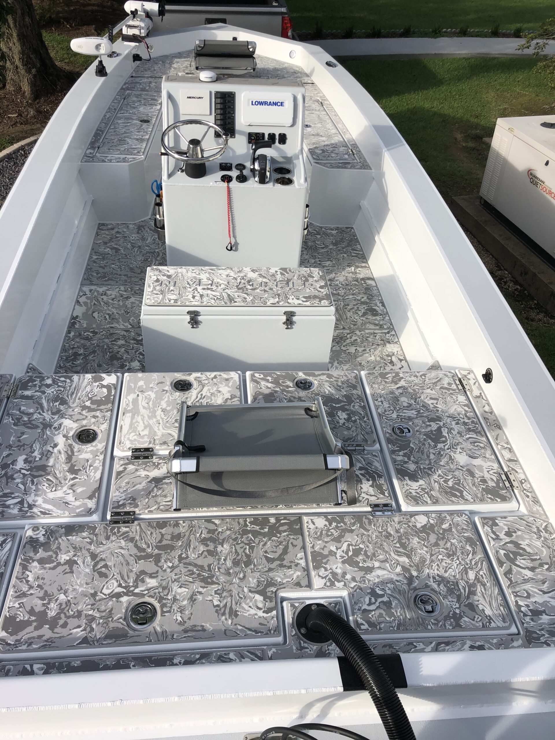 Gravois Hull 22′ Semi-V Center Console Aluminum Bay Boat with 18 inch gill bracket