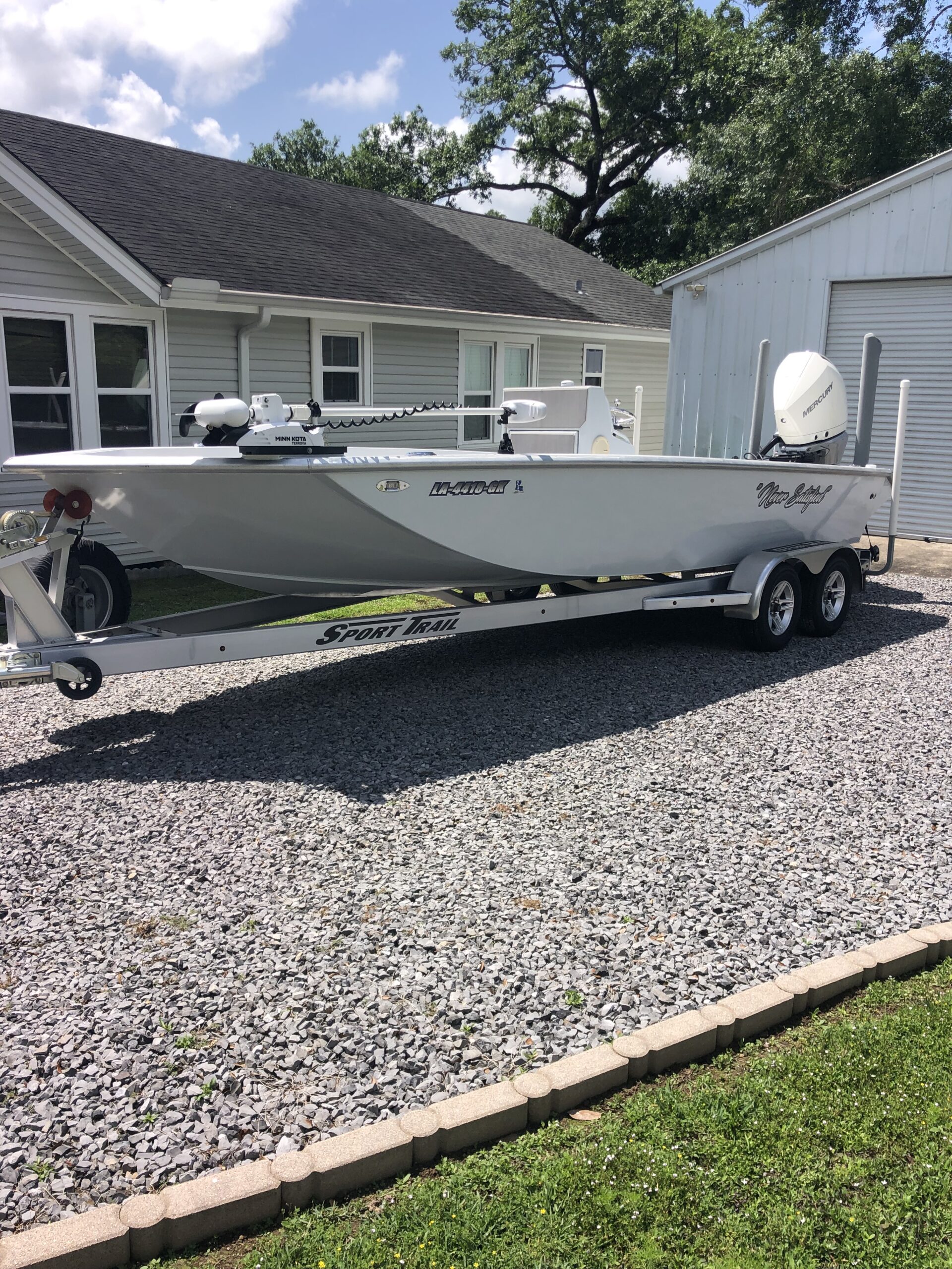 Gravois Hull 22′ Semi-V Center Console Aluminum Bay Boat with 18 inch gill bracket