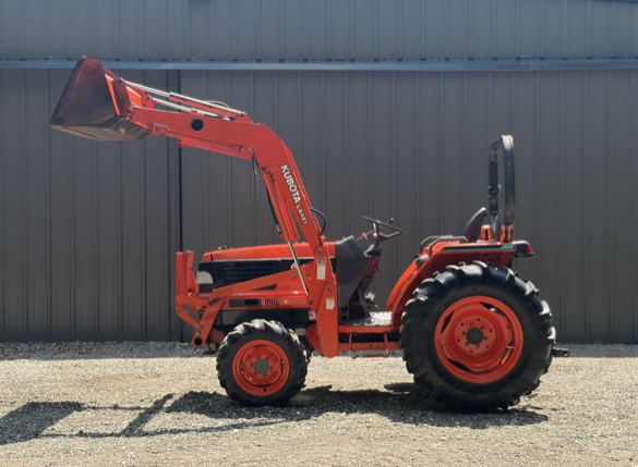 32hp Kubota Tractor- Bmt, TX