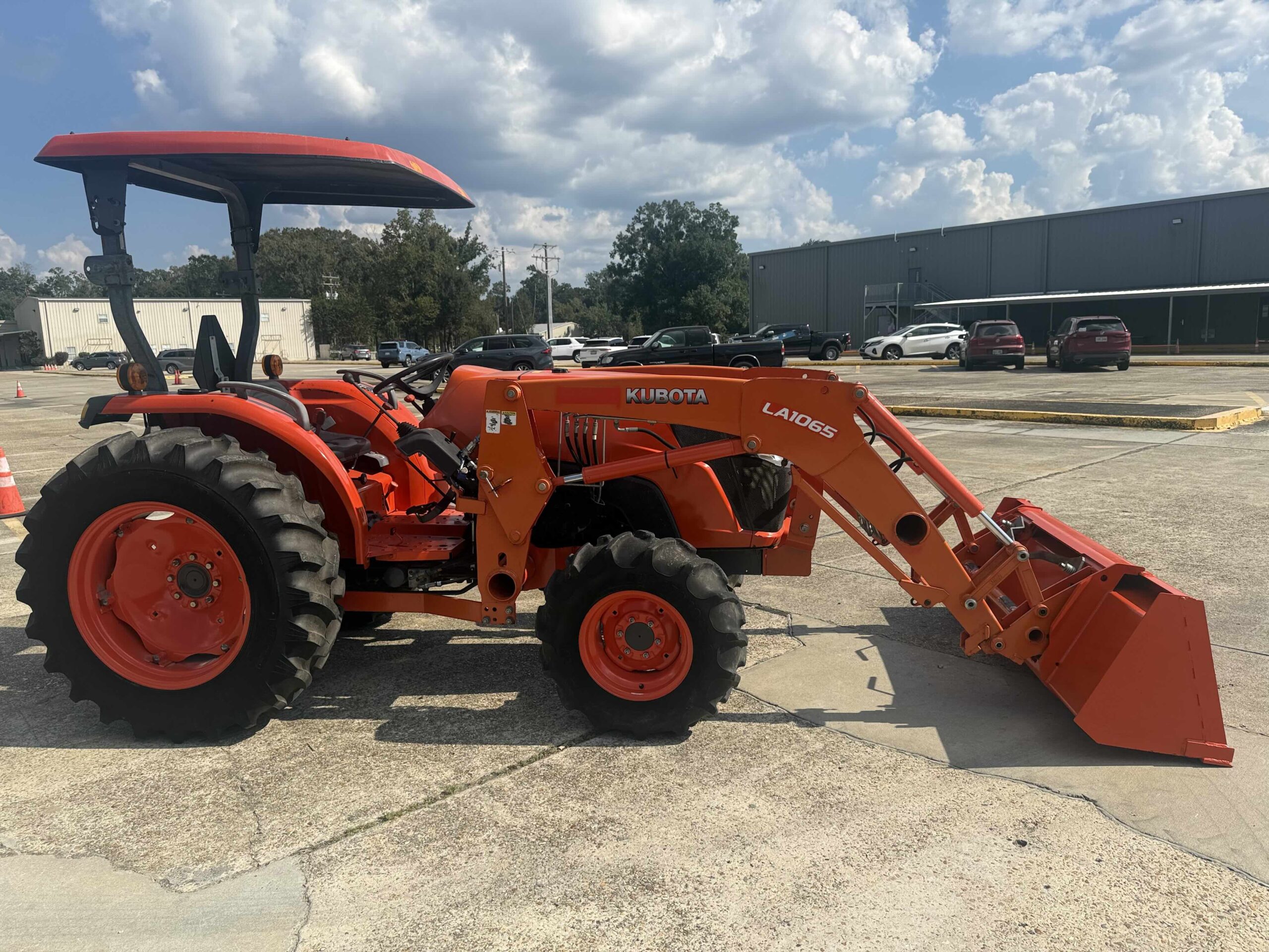 Kubota MX5200 TRACTOR 55HP 4WD Loader Only 315 Hours Synchro Shuttle Excellent Condition!